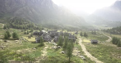 Explorez un village de montagne serein niché dans une vallée luxuriante à l'aube