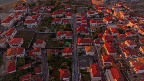 Luftaufnahme der Burg Methoni und der Küste bei Sonnenaufgang, Griechenland.