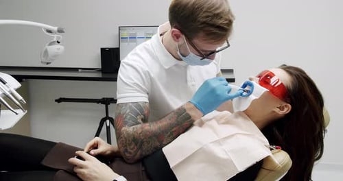 Paciente femenina en higiene: procedimiento de limpieza dental en odontología