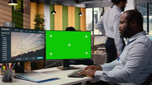 Ingenieur arbeitet am CAD-Design von Power Line Tower auf einem PC mit isoliertem Bildschirm im Büro
