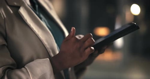 Manos, negocios y persona con tableta por la noche para recibir comentarios del editor, información y publicación de artículos