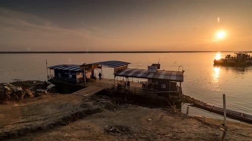 Timelapse du ferry au coucher du soleil sur le Brahmapoutre à Majuli, dans l'Assam