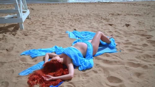 Mulher grávida deitada na praia do mar. Vista superior de uma linda mulher, relaxe