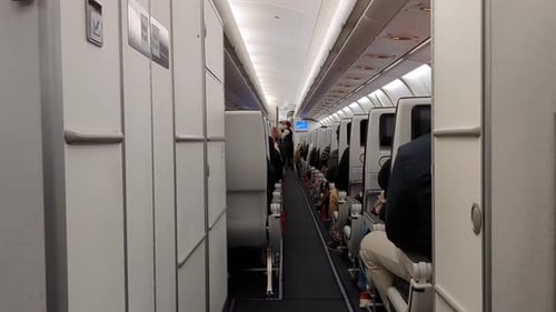 Ruta de asientos de vuelo en el avión, los pasajeros están sentados