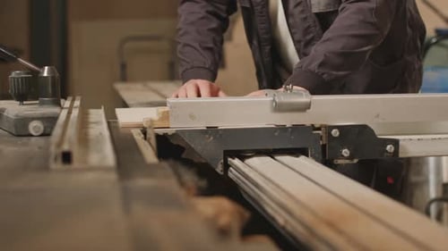 Schreiner arbeitet mit Holzsägemaschine