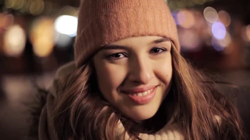Vacances d'hiver, Noël et concept de personnes - Belle jeune femme heureuse au chapeau en plein air à Ev...
