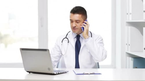 Konzept für Gesundheit, Menschen, Technologie und Medizin — Happy Doctor mit Laptop-Computer