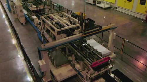 Produktionslinie und Ausrüstung arbeiten mit Metallblechen