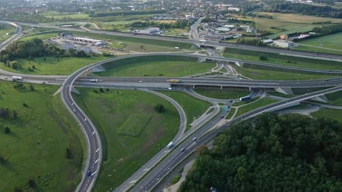Autos, die sich auf der Kreuzung der Verkehrsstraße in der Stadt bewegen