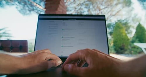 Homme mains en gros plan utilisant un ordinateur portable naviguant sur Internet en extérieur