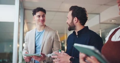 High five, reuniões e empresários em tablet com sucesso no projeto