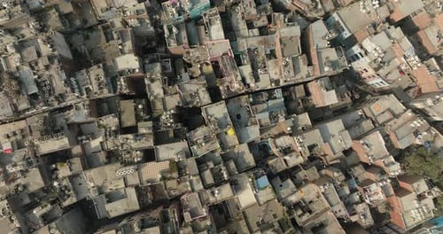 Luftaufnahme von städtischen Dächern und Straßen, Indien.