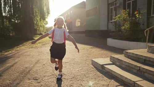 Fröhliches Mädchen rennt in der Nähe der Schule
