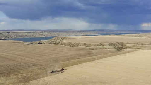 Luftbild von landwirtschaftlichen Traktoren, die Pflanzen auf dem Feld in Saskatchewan, Kanada säen