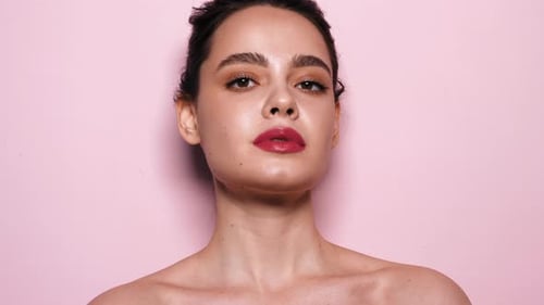 Beautiful young woman posing un studio