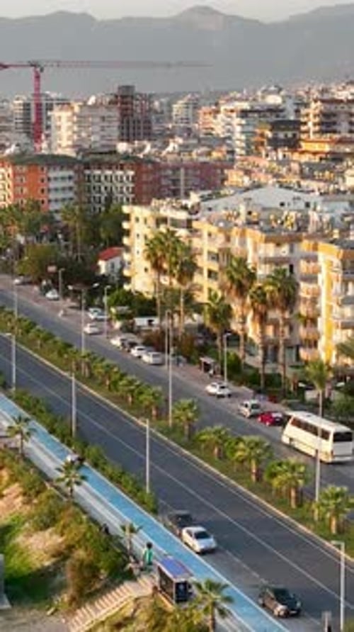 Vertikales Video zur Erkundung von Verkehrsmustern in Alanyas mediterraner Pracht