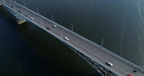 Eine Brücke mit mehrspurigem Verkehr über Wasser