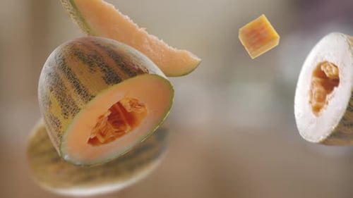 Tranches de melon volant et de melons sur fond de cuisine brun vif