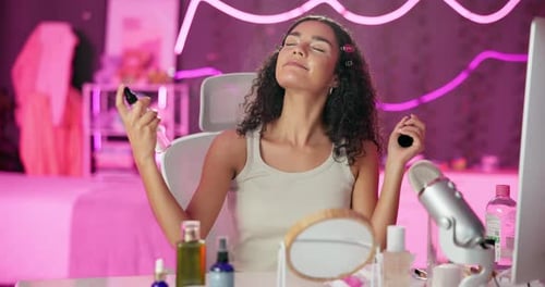Maquillaje, influencer y mujer en el dormitorio para transmisión en vivo, tutorial de belleza, reseña de producto