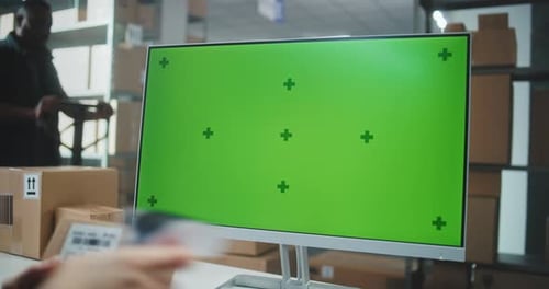 Una empleada de almacén escanea el Código e ingresa la información en la computadora con la Plantilla Chroma Key