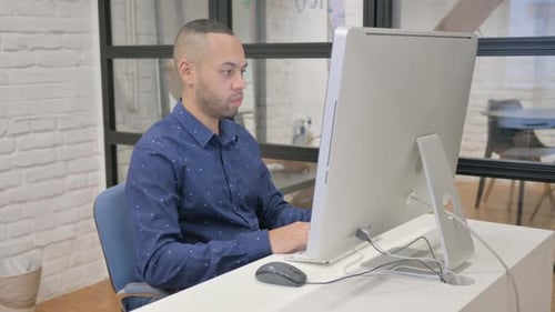 Hispanischer Geschäftsmann arbeitet im Büro am Desktop
