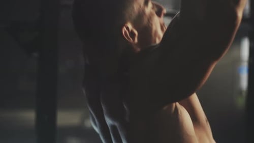 Starker Mann macht Klimmzüge im Fitnessstudio