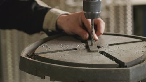 Bohrmaschine arbeitet Nahaufnahme