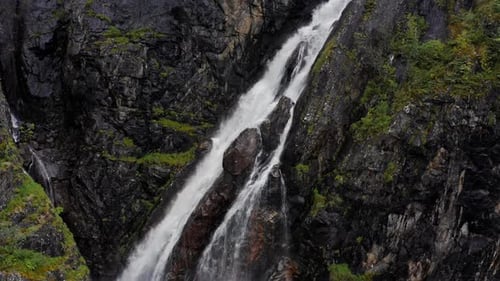 Luftaufnahme des berühmten Voringfossen-Wasserfalls in Norwegen Beliebte Touristenattraktion