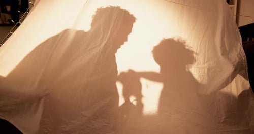 Zelt, Zuhause und Schatten mit Familie, Nacht und Spielen mit Wochenendtrip, Liebe und Glück