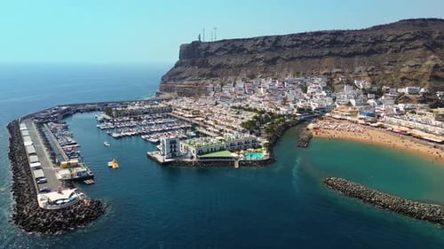 Mogán Beach, Kanarische Insel: Traumhaftes Dorf am Pier