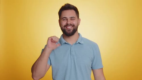 Aufgeregter kaukasischer junger Gewinner ist sehr stolz und zeigt sich überglücklich über den Erfolg