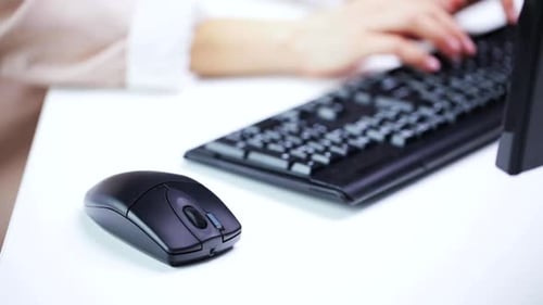 Geschäfts-, Bildungs-, Technologie- und Elektronikkonzept - Frauen tippen in den Händen auf der Computertastatur...