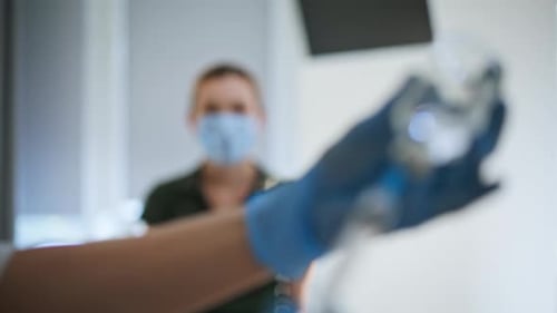 Ärztliche Krankenschwester bereitet Impfstoffinjektion mit Händen vor, Nahaufnahme, Arzt, Spritze