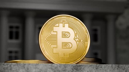 Éloigner la caméra de la pièce Bitcoin. Bitcoin sur fond concret. Pile de pièces Bitcoin
