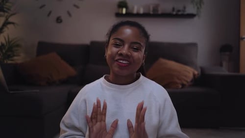 Punto de vista de una joven afroamericana dando un tutorial en línea