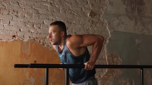 Konzept für Fitness, Sport, Bodybuilding und Menschen — Junger Mann macht Trizeps-Dip