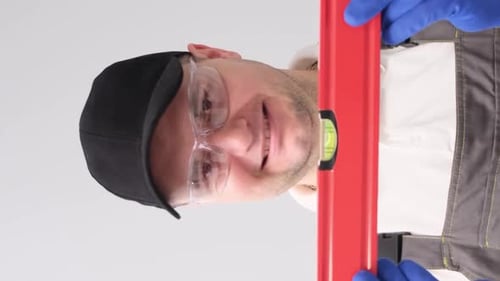 Homme avec de l'eau, outil de construction, réparation d'équipement, vidéo verticale