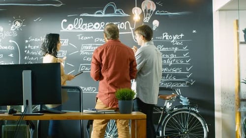 Entwicklerin mit Tablet-Computer spricht mit Programmierer und Projektmanager, Sie verwenden Blackboard W