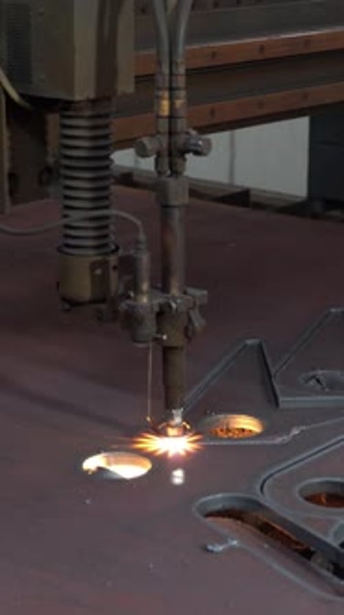 Laserschneider in der Produktion. Industrielles CNC-Plasmaschneiden von Metallplatten. Produktionsindustrie.