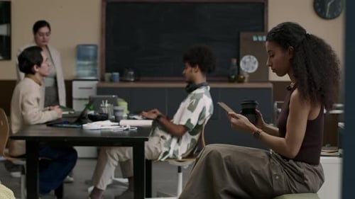 De jeunes spécialistes informatiques travaillent ensemble dans un bureau moderne
