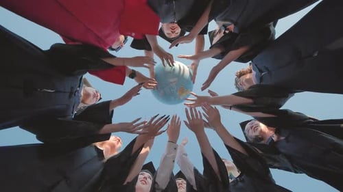 Les diplômés uniront leurs mains dans le monde entier et se lanceront