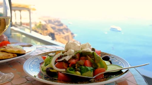 Salade grecque et vin en Grèce dans un restaurant Selective Focus