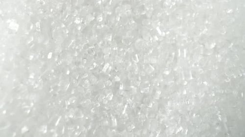 Kamera fokussiert auf einen weißen Zuckerhaufen, Makro-Video
