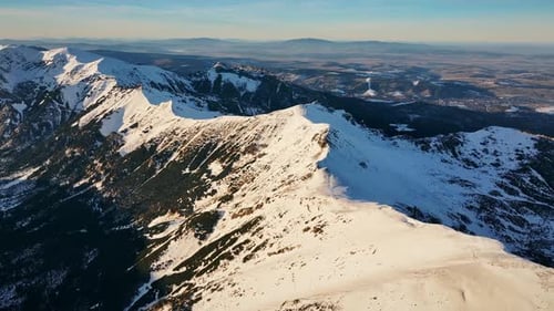 Vue aérienne des magnifiques Alpes avec des sommets et des vallées enneigés