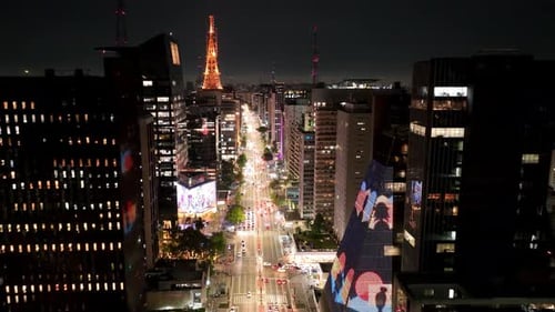 Avenida Paulista à noite, no centro de São Paulo, Brasil. Escritórios de negócios.