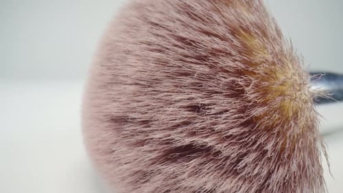 Makro Dolly Shot Make-up-Pinsel, detaillierter Make-up-Applikator mit extremer Nahaufnahme auf weißem Hintergrund