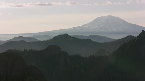 Mount Adams, Washington, alrededor de 2019. Vista aérea del monte Adams. Desde Helicóptero