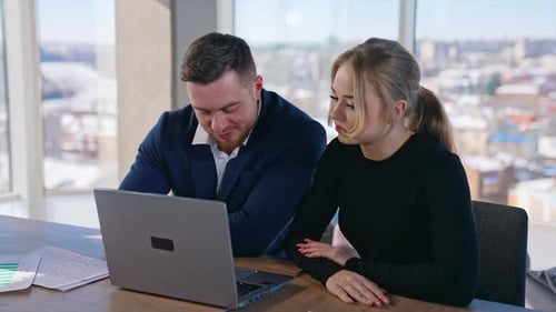 De jeunes et jolies collègues travaillent dans le monde des affaires.