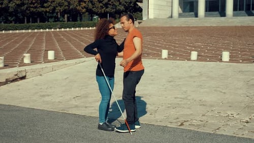 sensibilidad táctil: el hombre ayuda a su amigo ciego que lo reconoce tocándolo