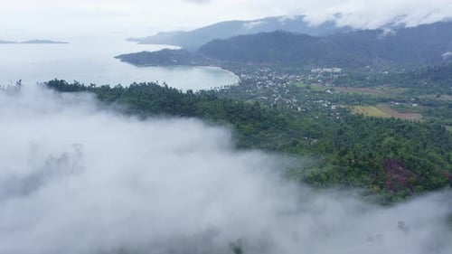 Nubes después de un aguacero tropical en la costa